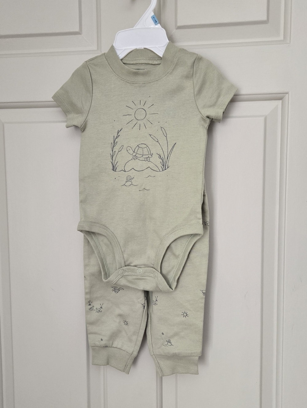 Carter’s 2 Piece Baby Set 6M – NWOT – Neutral Turtle Print Onesie & Pants